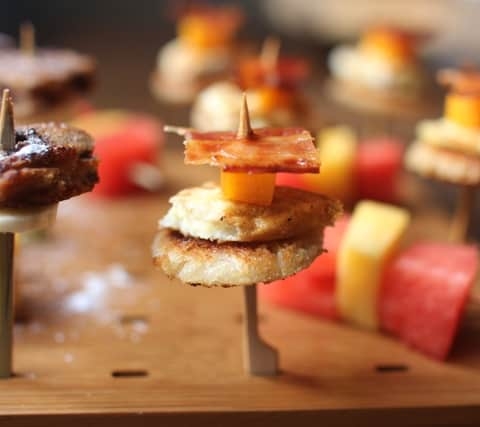 Рецепт для перекуса на работе - шпажки с яйцом и беконом