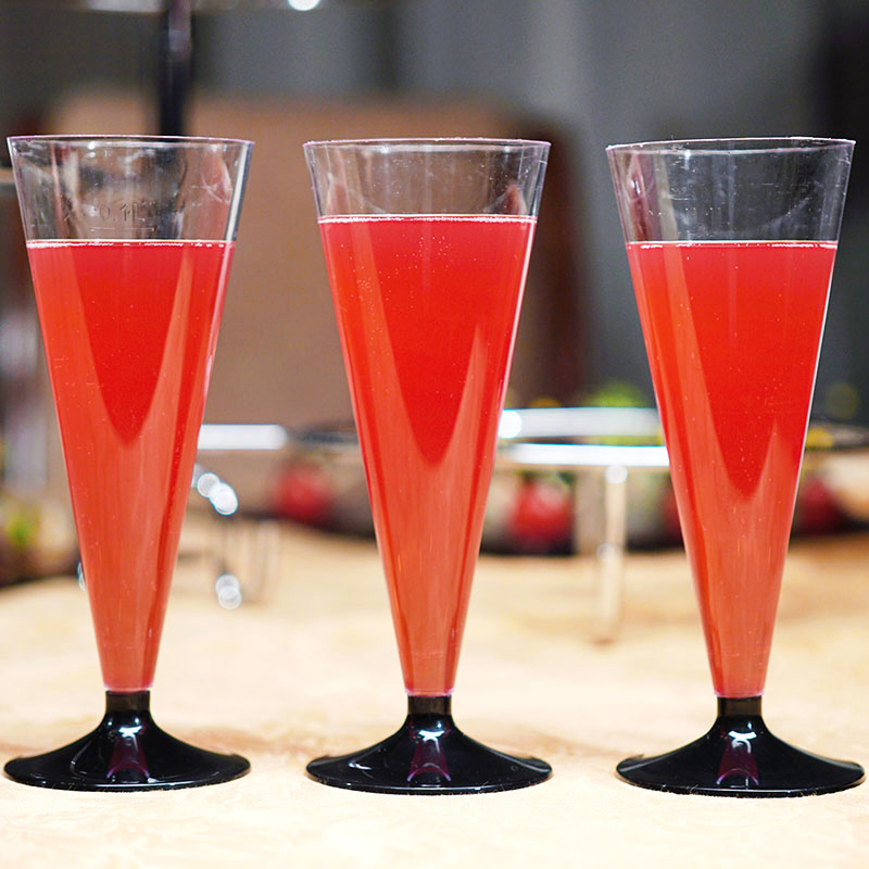 Бокал для шампанского «Конус» 150мл 60х160мм пластиковый прозрачный с низкой чёрной ножкой по 6 шт/уп — изображение 2